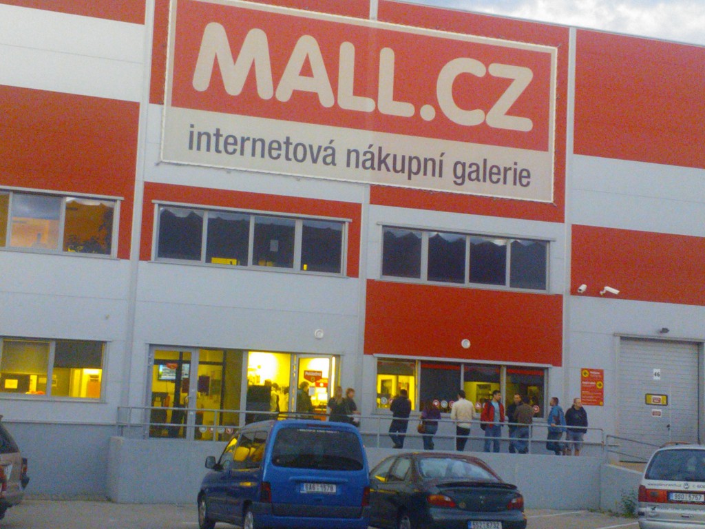 Večerní­ fronta před @mallcz